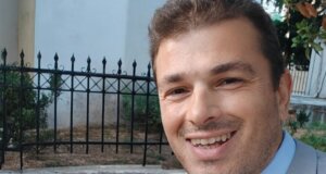 Ο Αντώνης Πελέκης του Σαράντη άφησε την τελευταία του πνοή και το Σάββατο, 29 Νοεμβρίου η Καμαρούλα Αγρινίου λέει το τελευταίο «αντίο» στον 43χρονο Αστυνομικό.