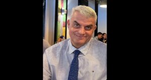 Ο Κώστας Ρουμελιώτης έφυγε από τη ζωή το πρωί της Κυριακής, 9 Νοεμβρίου και το Αγρίνιο πενθεί για τον χαμό του 52χρονου - Πατέρας δύο παιδιών ο εκλιπών.