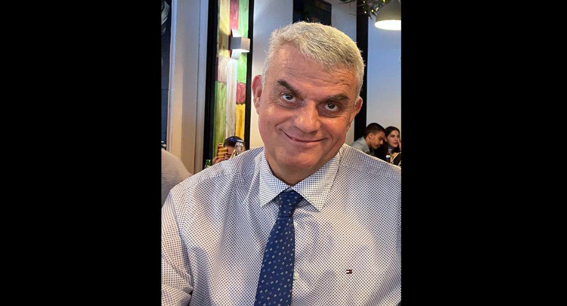 Ο Κώστας Ρουμελιώτης έφυγε από τη ζωή το πρωί της Κυριακής, 9 Νοεμβρίου και το Αγρίνιο πενθεί για τον χαμό του 52χρονου - Πατέρας δύο παιδιών ο εκλιπών.