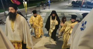 Ο Ιερός Ναός Αγίας Βαρβάρας Αγρινίου την Παρασκευή, 21 Νοεμβρίου 2025 -Παραμονή των Εγκαινίων- υποδέχθηκε παρουσία πλήθος πιστών Ιερά Τίμια Λείψανα.