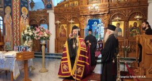 Στη Λεύκα Αγρινίου μετά το πέραν της Θείας Λειτουργίας ο Μητροπολίτης Δαμασκηνός τέλεσε το Ετήσιο Μνημόσυνο για τον Άκη και τη Χαριτίνη Καραχρήστου.