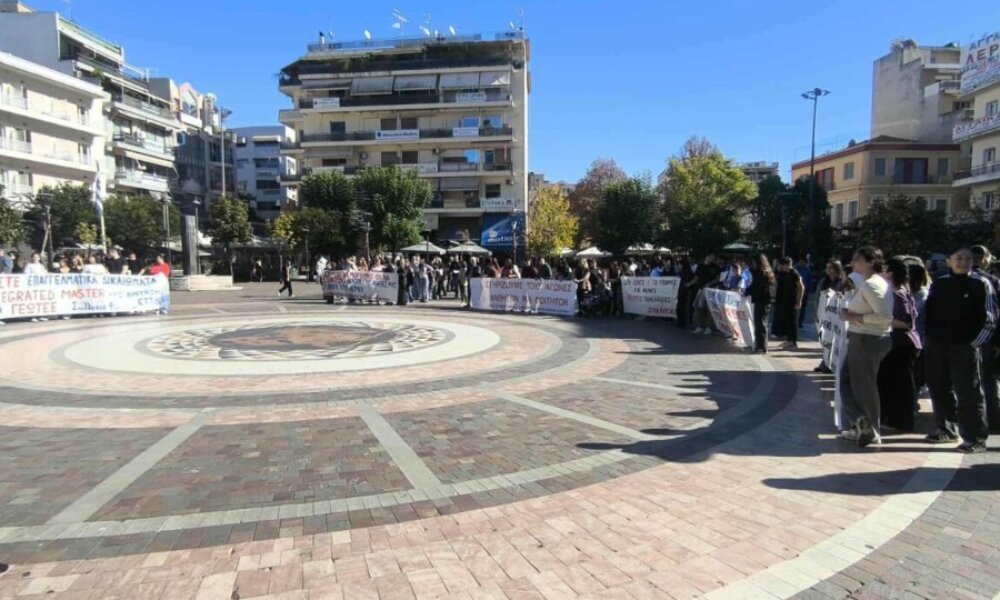 Στο Αγρίνιο το πρωί της 6ης Νοεμβρίου μαθητές, φοιτητές και γονείς συμμετείχαν από κοινού σε κινητοποίηση και πορεία για τα προβλήματα στα Σχολεία και την Εκπαίδευση.