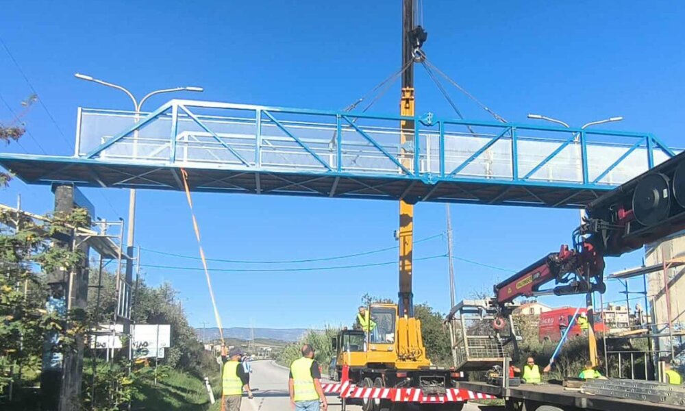 Στη Μεγάλη Χώρα Αγρινίου την 6η Νοεμβρίου από τις 9 το πρωί έως τις 12 το μεσημέρι είχαν τεθεί σε ισχύ κυκλοφοριακές ρυθμίσεις για τις εργασίες τοποθέτησης της νέας Πεζογέφυρας.