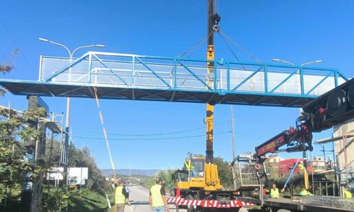 Στη Μεγάλη Χώρα Αγρινίου την 6η Νοεμβρίου από τις 9 το πρωί έως τις 12 το μεσημέρι είχαν τεθεί σε ισχύ κυκλοφοριακές ρυθμίσεις για τις εργασίες τοποθέτησης της νέας Πεζογέφυρας.
