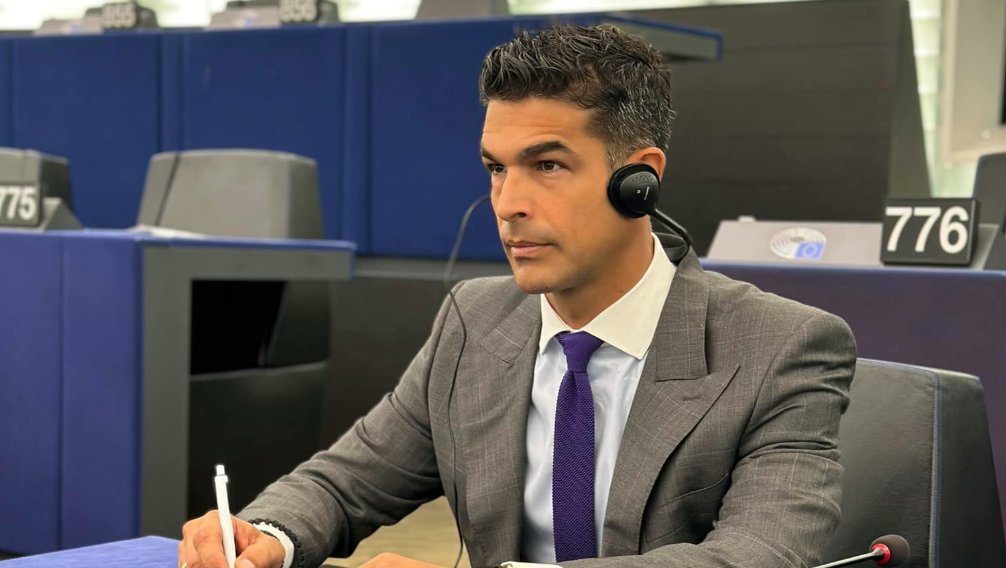 Ο Νίκος Αναδιώτης είναι ο Αιγιώτης Ευρωβουλευτής που βιώνει πάρα πολύ δύσκολες ώρες καθώς πέθανε ο πατέρας του, γνωστός Ιατρός-Ακτινολόγος, σε ηλικία 87 ετών.