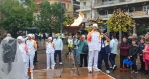 Στο Αγρίνιο το μεσημέρι της Πέμπτης, 27 Νοεμβρίου 2025 ο Αθλητής του Γυμναστικού Αθλητικού Συλλόγου Κώστας Σταμούλης άναψε την Ολυμπιακή Φλόγα στην Πλατεία Δημοκρατίας.