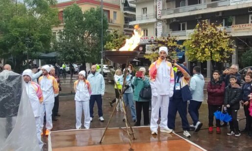 Στο Αγρίνιο το μεσημέρι της Πέμπτης, 27 Νοεμβρίου 2025 ο Αθλητής του Γυμναστικού Αθλητικού Συλλόγου Κώστας Σταμούλης άναψε την Ολυμπιακή Φλόγα στην Πλατεία Δημοκρατίας.