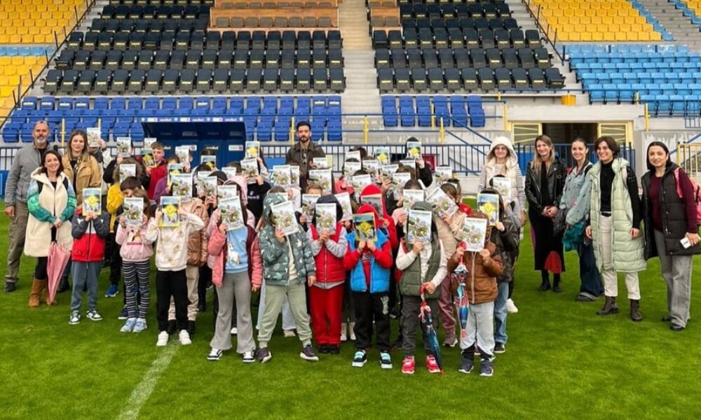 Ο Παναιτωλικός δεν περιορίζεται σε αγώνες SL1 αλλά ξέρει να τιμά και το παρελθόν του - Το Γήπεδο Προυσιωτίσσης γέμισε από μαθητές του Δημοτικού Σχολείου Φυτειών.