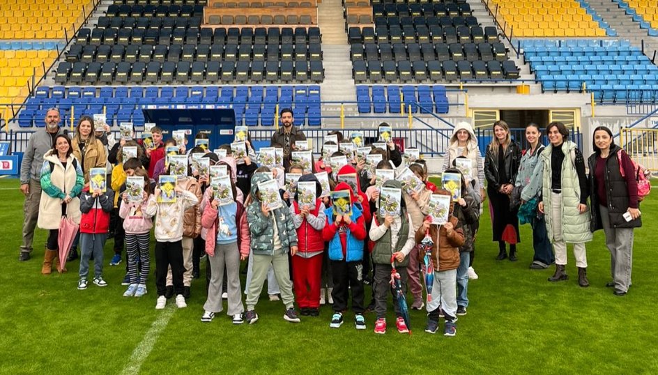 Ο Παναιτωλικός δεν περιορίζεται σε αγώνες SL1 αλλά ξέρει να τιμά και το παρελθόν του - Το Γήπεδο Προυσιωτίσσης γέμισε από μαθητές του Δημοτικού Σχολείου Φυτειών.