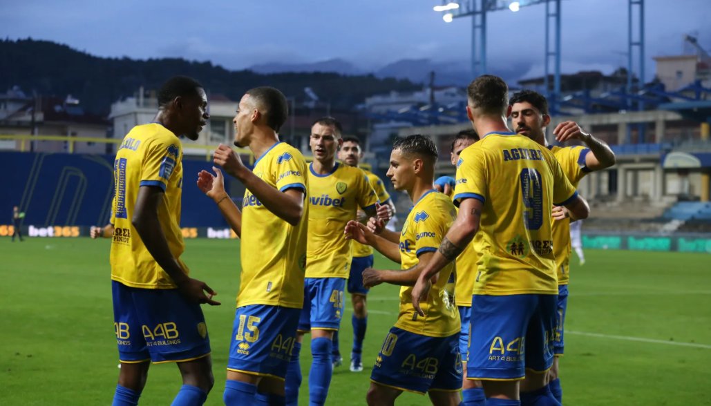 Τα πάνω-κάτω στη SL1 μιας και η βαθμολογία μετά το τέλος της 10ης Αγωνιστικής άλλη ομάδα στην κορυφή - Στην 9η θέση ο Παναιτωλικός, στο -1 από τις θέσεις 5 έως 8.