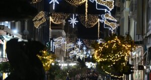 Ο Δήμος Πατρέων το απόγευμα της Τρίτης, 25 Νοεμβρίου 2025 σε μία σεμνή τελετή μαζί με τέσσερα μικρά παιδιά πάτησε το κουμπί και άναψε ο Χριστουγεννιάτικος φωτεινός διάκοσμος.