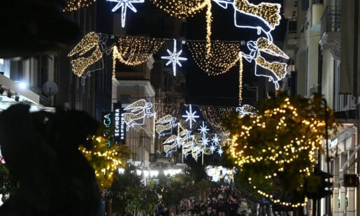 Ο Δήμος Πατρέων το απόγευμα της Τρίτης, 25 Νοεμβρίου 2025 σε μία σεμνή τελετή μαζί με τέσσερα μικρά παιδιά πάτησε το κουμπί και άναψε ο Χριστουγεννιάτικος φωτεινός διάκοσμος.