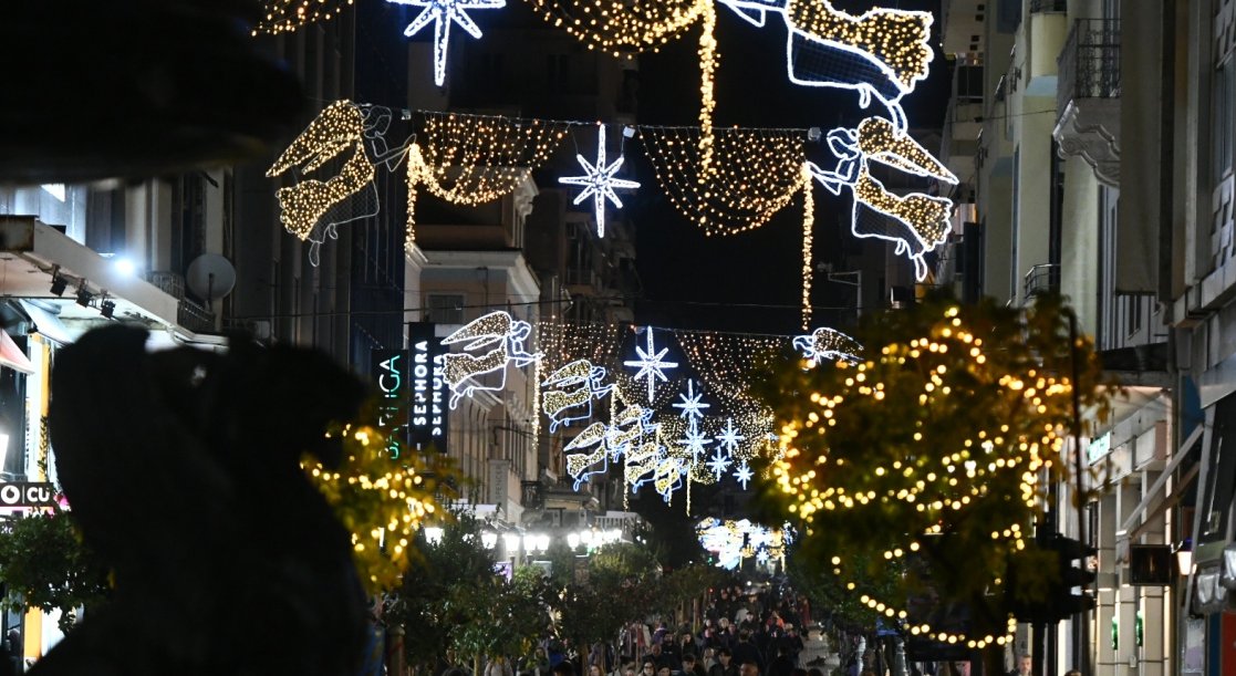 Ο Δήμος Πατρέων το απόγευμα της Τρίτης, 25 Νοεμβρίου 2025 σε μία σεμνή τελετή μαζί με τέσσερα μικρά παιδιά πάτησε το κουμπί και άναψε ο Χριστουγεννιάτικος φωτεινός διάκοσμος.