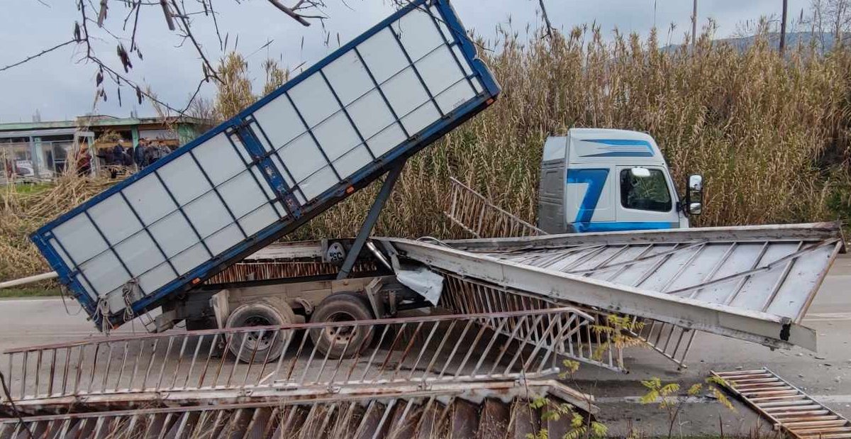 Στη Νεάπολη Αγρινίου την 6η Νοεμβρίου θα τεθούν σε ισχύ κυκλοφοριακές ρυθμίσεις για την τοποθέτηση της νέας Πεζογέφυρας, σύμφωνα με τον Αστυνομικό Διευθυντή Ακαρνανίας, Δημήτρη Γαλαζούλα.