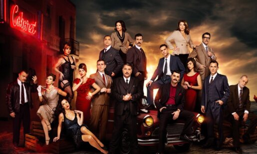 Η δραματική σειρά εποχής «Porto Leone: Στη γειτονιά με τα κόκκινα φανάρια» στις 22:30 στον Alpha TV με δύο νέα επεισόδια.