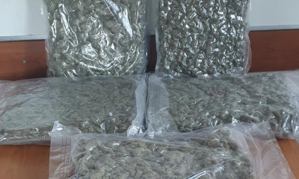 Από την ΕΛ.ΑΣ. έγινε γνωστό πως την Κυριακή, 23 Νοεμβρίου 2025 συνελήφθη κατά τις πρωινές ώρες στην Εθνική Οδό Αγρινίου - Καρπενησίου με πάνω από 5 κιλά χασίς.