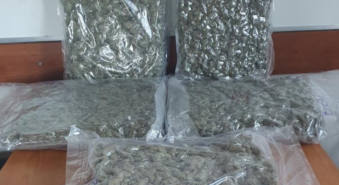 Από την ΕΛ.ΑΣ. έγινε γνωστό πως την Κυριακή, 23 Νοεμβρίου 2025 συνελήφθη κατά τις πρωινές ώρες στην Εθνική Οδό Αγρινίου - Καρπενησίου με πάνω από 5 κιλά χασίς.