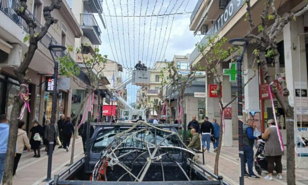 Στο Αγρίνιο πολύ πριν την έλευση του 11ου μήνα είχαν ξεκινήσει οι εργασίες από τα συνεργεία του Δήμου με αφορμή τις ημέρες των Χριστουγέννων, οι οποίες καλά κρατούν και αρχές Νοεμβρίου!