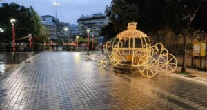 Τα Χριστούγεννα 2025 πλησιάζουν και για τον λόγο αυτό ανήμερα της «Black Friday» φωταγωγήθηκε ο διάκοσμος στο Αγρίνιο - Δήλωση του Μίμη Σκορδόπουλου στο AgrinioTimesTV