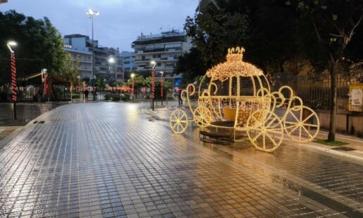 Τα Χριστούγεννα 2025 πλησιάζουν και για τον λόγο αυτό ανήμερα της «Black Friday» φωταγωγήθηκε ο διάκοσμος στο Αγρίνιο - Δήλωση του Μίμη Σκορδόπουλου στο AgrinioTimesTV