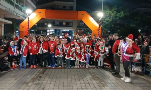 Στις 27 Δεκεμβρίου έλαβε χώρα στην Πλατεία Δημοκρατίας το 7ο Agrinio Night Santa Run, εκεί μικροί και μεγάλοι ντύθηκαν Άγιοι Βασίληδες για τον Ξενώνα Φιλοξενίας Γυναικών.