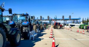 Ιόνια Οδός, ώρα 12 το μεσημέρι και τα διόδια Αγγελοκάστρου είναι κλειστά έτσι όπως ακριβώς αποφάσισαν από το βράδυ της Κυριακής (28/12) οι Αγρότες και θα παραμείνουν έτσι ως το πρωί της Τετάρτης (31/12).