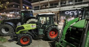 Το Εργατικό Κέντρο Αγρινίου οργάνωσε συλλαλητήριο με αφορμή τη ψήφιση του προϋπολογισμού και οι Αγρότες συμμετείχαν με τα τρακτέρ στην Πλατεία Δημοκρατίας.