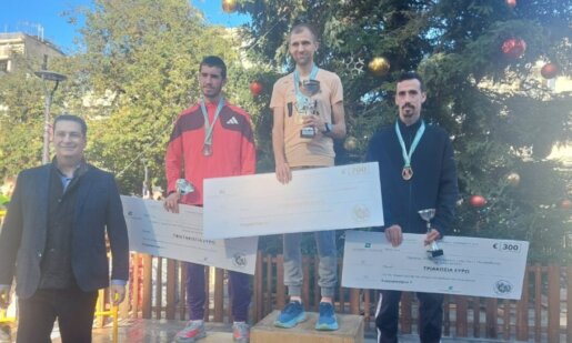 Στο Αγρίνιο ο 17ος Ημιμαραθώνιος «Μιχάλης Κούσης» πραγματοποιήθηκε το πρωί της 7ης Δεκεμβρίου μαζί με δύο παράλληλους αγώνες - Απονομές και δηλώσεις των νικητών.