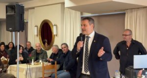 Ο Σπύρος Διαμαντόπουλος ετοίμασε μία πολύ όμορφη εορτή με ευχές και κεράσματα την Παραμονή Χριστουγέννων για το προσωπικό του Δημαρχείου Ι.Π. Μεσολογγίου.