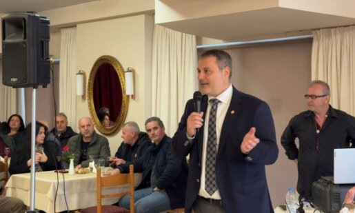 Ο Σπύρος Διαμαντόπουλος ετοίμασε μία πολύ όμορφη εορτή με ευχές και κεράσματα την Παραμονή Χριστουγέννων για το προσωπικό του Δημαρχείου Ι.Π. Μεσολογγίου.