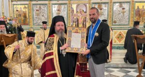 Βαθύτατα συγκινημένος ο Αγρινιώτης Περιφερειάρχης Νεκτάριος Φαρμάκης! Ο Μητροπολίτης Δαμασκηνός του απένειμε στον Άγιο Σπυρίδωνα Ι.Π. Μεσολογγίου τον Χρυσό Σταυρό.