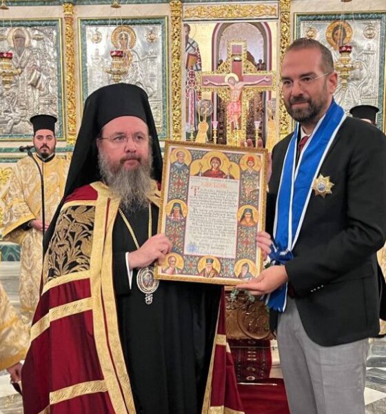 Βαθύτατα συγκινημένος ο Αγρινιώτης Περιφερειάρχης Νεκτάριος Φαρμάκης! Ο Μητροπολίτης Δαμασκηνός του απένειμε στον Άγιο Σπυρίδωνα Ι.Π. Μεσολογγίου τον Χρυσό Σταυρό.