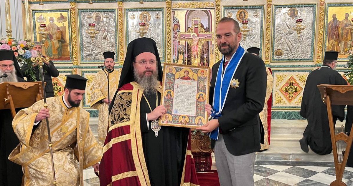 Βαθύτατα συγκινημένος ο Αγρινιώτης Περιφερειάρχης Νεκτάριος Φαρμάκης! Ο Μητροπολίτης Δαμασκηνός του απένειμε στον Άγιο Σπυρίδωνα Ι.Π. Μεσολογγίου τον Χρυσό Σταυρό.