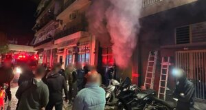 Στο Αγρίνιο λίγο πριν τις 19:00 ξέσπασε μεγάλη φωτιά σε συνεργείο με μηχανάκια, οι ζημιές είναι τεράστιες ενώ ο ιδιοκτήτης τραυματίστηκε στα χέρια.