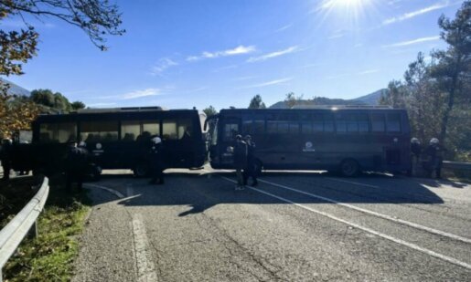 Στη Γαυρολίμνη Ναυπακτίας την Τετάρτη (10/12) στήθηκαν μπλόκα της ΕΛ.ΑΣ. σε Αγρότες και Κτηνοτρόφους του Νομού πριν εκείνοι φτάσουν στη Γέφυρα Ρίου - Αντιρρίου.