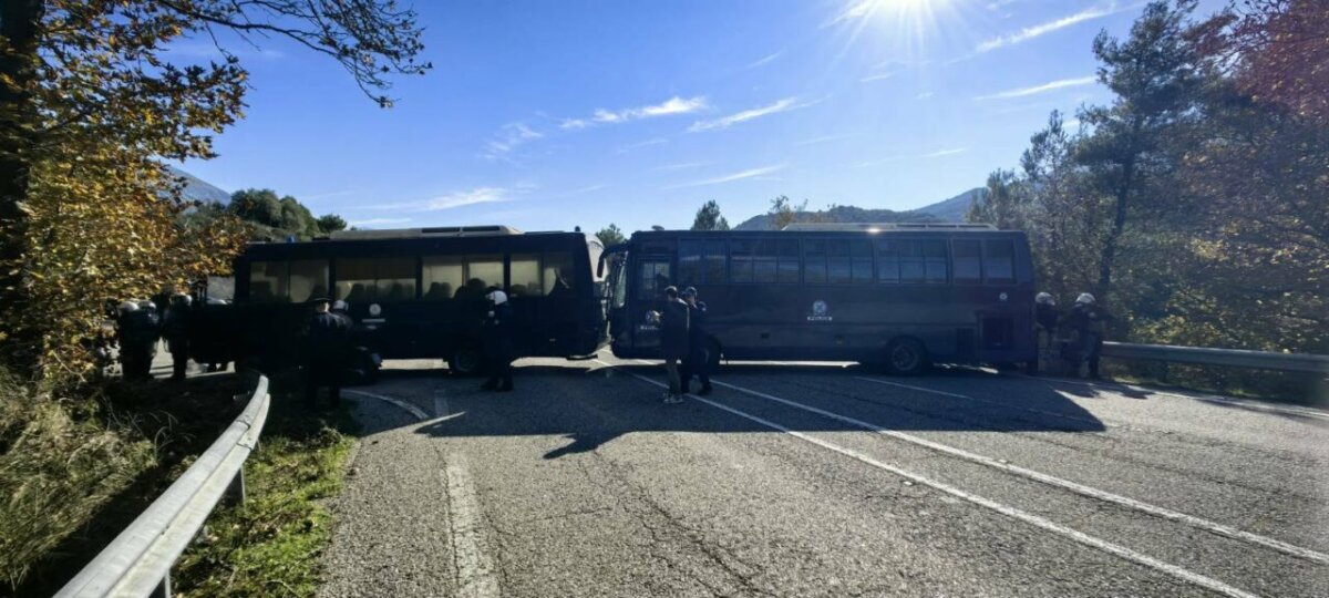 Στη Γαυρολίμνη Ναυπακτίας την Τετάρτη (10/12) στήθηκαν μπλόκα της ΕΛ.ΑΣ. σε Αγρότες και Κτηνοτρόφους του Νομού πριν εκείνοι φτάσουν στη Γέφυρα Ρίου - Αντιρρίου.