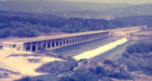 Η Γέφυρα του Αχελώου το 1985 επί της Εθνικής Οδού Αγρινίου - Ιωαννίνων έτσι όπως την έχει αποτυπώσει στο αρχείο του ο καταξιωμένος Αγρινιώτης εικονολήπτης Γιάννης Γιαννακόπουλος.