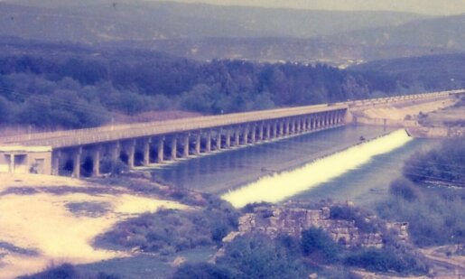 Η Γέφυρα του Αχελώου το 1985 επί της Εθνικής Οδού Αγρινίου - Ιωαννίνων έτσι όπως την έχει αποτυπώσει στο αρχείο του ο καταξιωμένος Αγρινιώτης εικονολήπτης Γιάννης Γιαννακόπουλος.