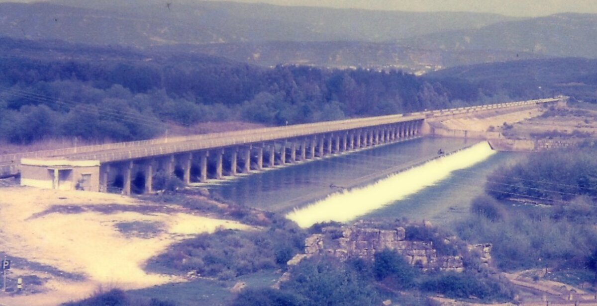 Η Γέφυρα του Αχελώου το 1985 επί της Εθνικής Οδού Αγρινίου - Ιωαννίνων έτσι όπως την έχει αποτυπώσει στο αρχείο του ο καταξιωμένος Αγρινιώτης εικονολήπτης Γιάννης Γιαννακόπουλος.