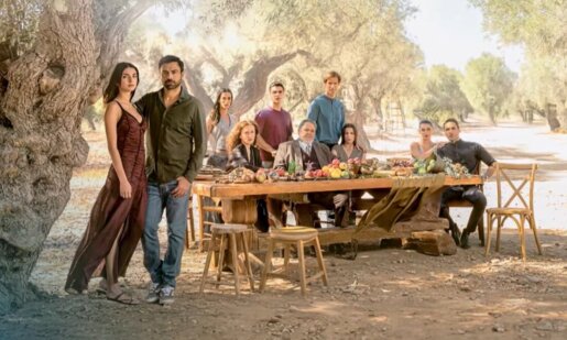 «Η Γη της Ελιάς» επέστρεψε δυναμικά στο Mega Channel με τον 5ο κύκλο - Ο Μανώλης εισβάλει σε ένα σπίτι και... σκορπά τον θάνατο - Περιλήψεις (07-11/12)