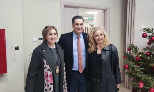 Στο Δημαρχείο Αγρινίου την Τρίτη, 23 Δεκεμβρίου 2025 μαθητές του Κ.Δ.Α.Π. ΑμεΑ και του 10ου Δημοτικού έψαλαν τα Κάλαντα στον Γιώργο Παπαναστασίου.