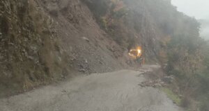 Στο Θέρμο χρειάζεται ιδιαίτερη προσοχή των οδηγών στον δρόμο από τη Χρυσοβίτσα προς το Βαλτσόρεμα λόγω κατολισθήσεων, όπως αναφέρει ο Δήμαρχος Σπύρος Κωνσταντάρας.