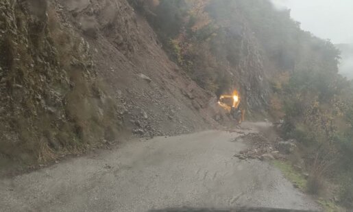 Στο Θέρμο χρειάζεται ιδιαίτερη προσοχή των οδηγών στον δρόμο από τη Χρυσοβίτσα προς το Βαλτσόρεμα λόγω κατολισθήσεων, όπως αναφέρει ο Δήμαρχος Σπύρος Κωνσταντάρας.