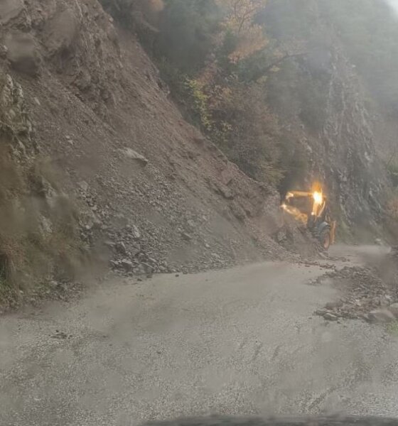 Στο Θέρμο χρειάζεται ιδιαίτερη προσοχή των οδηγών στον δρόμο από τη Χρυσοβίτσα προς το Βαλτσόρεμα λόγω κατολισθήσεων, όπως αναφέρει ο Δήμαρχος Σπύρος Κωνσταντάρας.