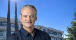 Ο Κώστας Πιστιόλας και η Παράταξή του «Αγρίνιο, Πάμε Ψηλά» έκαναν μια «διαμαρτυρία» μέσω της Συνεδρίασης Λογοδοσίας για όσα η πόλη έχει στερηθεί, εστιάζοντας στο Πανεπιστήμιο.