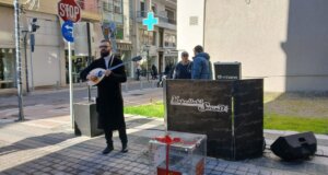 Το 3o Street Music Festival πραγματοποιείται και φέτος για καλό σκοπό και για τον λόγο αυτό η πόλη του Αγρινίου «γέμισε» από τις 11 το πρωί με μελωδίες.