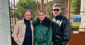 Από το ΔΗ.ΠΕ.ΘΕ. Αγρινίου η Μαρία Κίτσου, ο Γιώργος Νανούρης και ο Πρόεδρος Ανδρέας Σκαρτσάρης άφησε τις υποχρεώσεις τους και είπαν τα... κάλαντα στο Γηροκομείο!