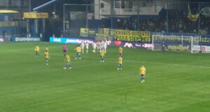 Ο Παναιτωλικός έκλεισε το 2025 εντός για τη SL1 με μία ήττα-σοκ καθώς δέχθηκε 5 γκολ από την Α.Ε.Κ. στο Αγρίνιο σε ένα ματς που ο ίδιος δεν... εμφανίστηκε ποτέ.