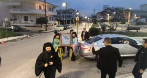 Ο Ιερός Ναός Αγίας Βαρβάρας στο Αγρίνιο υποδέχθηκε το απόγευμα της Τρίτης, 2 Δεκεμβρίου 2025 με λαμπρότητα την Εικόνα της Παναγίας της Τρυπητής.