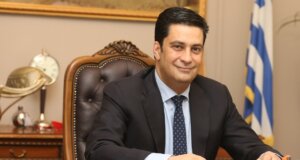 Μέχρι και ο Δήμαρχος Αγρινίου Γιώργος Παπαναστασίου νωρίς το μεσημέρι της 29ης Δεκεμβρίου ζήτησε απ' όλους με ιστορία στο Facebook να ψηφίσουν τον Θοδωρή Κουτσουπιά!